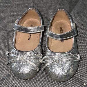 👕6m girls silver flats super pretty